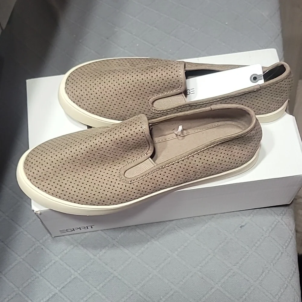 NIB Esprit North Beige Slip-On Sneakers Size 7 Women - Picture 2 of 4